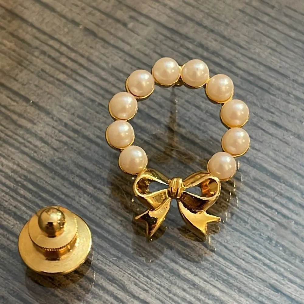 Vintage 1999 AVON Pearlesque Wreath Pin with Goldtone Bow